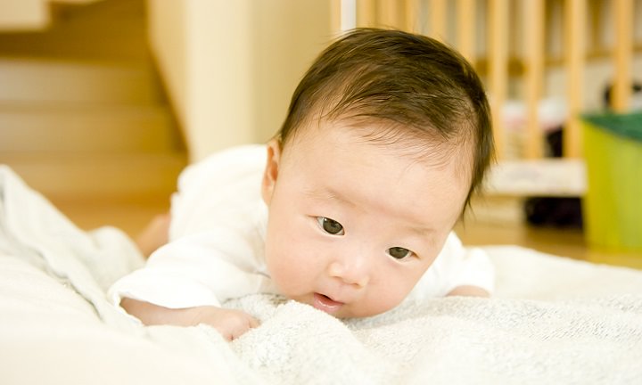 生後2ヶ月の赤ちゃんの体重・外出・予防接種について│AMOMA