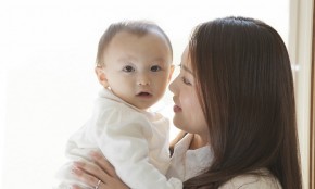 【助産師監修】新生児・赤ちゃんの正しい授乳姿勢や抱き方のコツ