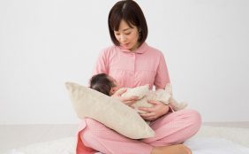 【助産師監修】母乳の正体は血液?母乳が出る仕組みや母乳を出す方法