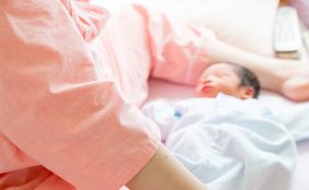 【助産師監修】授乳中に新生児が起きない!起こして母乳やミルクを与えるべき?
