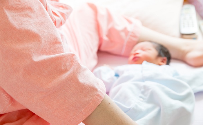 【助産師監修】授乳中に新生児が起きない！起こして母乳やミルクを与えるべき？