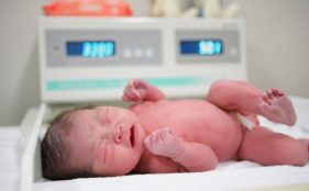 【助産師監修】母乳育児中、新生児の体重増加の目安は?体重が増えないときは?