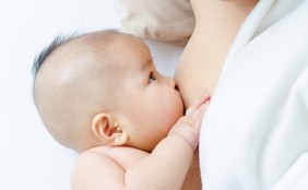 【助産師監修】つら~い乳腺炎の原因とは?食事が原因?熱は出る?