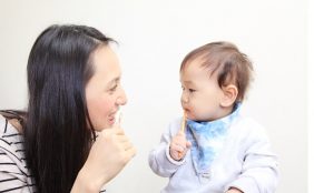 【助産師監修】赤ちゃんの歯磨き~虫歯にならないために~
