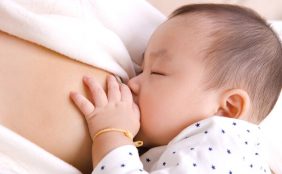 【助産師監修】母乳の栄養はいつまで?母乳に含まれる栄養素とは?