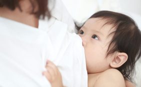 【助産師監修】頻回授乳はいつまで?頻回授乳の乗り越え方、出ない時の対処法