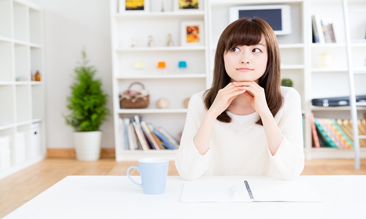 考え事をする女性