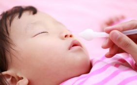 【助産師監修】赤ちゃんの鼻水、原因は?病院に行く目安、家でできる対処法は?