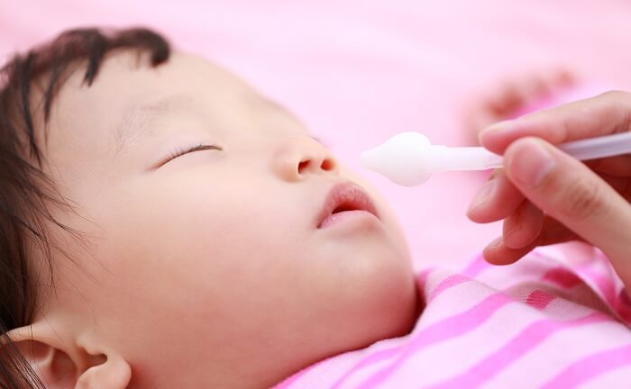【助産師監修】赤ちゃんの鼻水、原因は？病院に行く目安、家でできる対処法は？