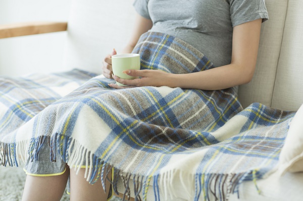 飲み物を飲む妊婦さん