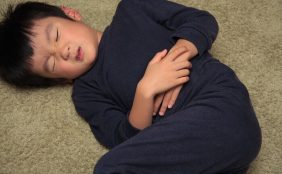 【助産師監修】子どもの腹痛、原因は?病院に行く目安、家でできる対処法は?
