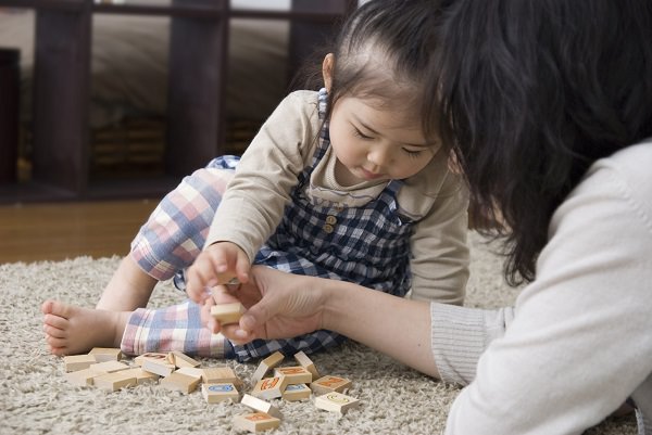 乳幼児の教育_子どもとママが積み木をする600