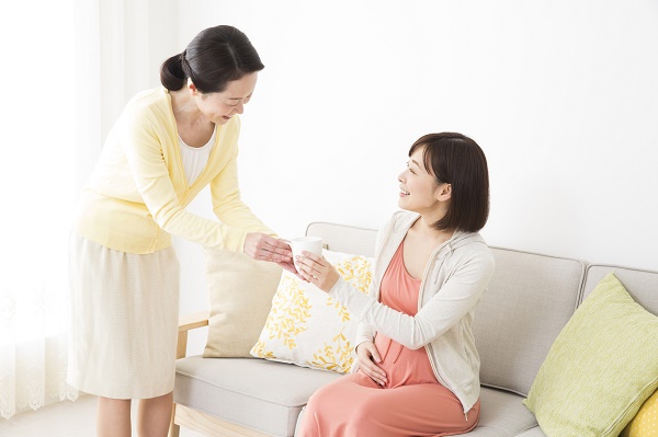 飲み物を飲む妊婦さんと母親