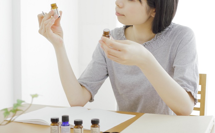 精油を持つ女性