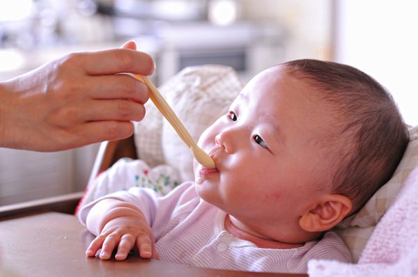 離乳食を食べる乳児