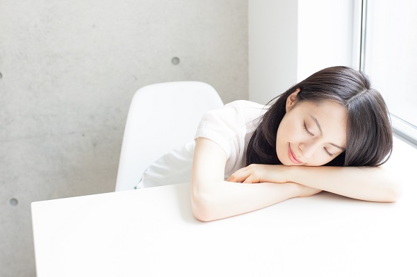 眠る女性