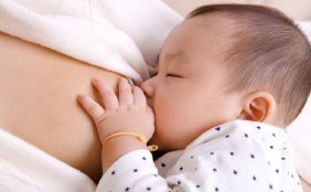 【助産師監修】母乳を増やすためや、母乳の質を良くする方法。母乳育児中の飲み物は?