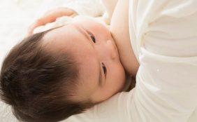 【助産師監修】母乳の栄養はいつまで?母乳に含まれる栄養素とは?