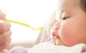 【助産師監修】赤ちゃんが食べてはいけないもの8選