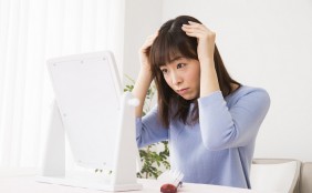 【助産師監修】産後の抜け毛はいつまで?原因と対策