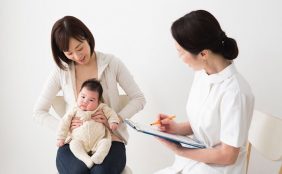 【助産師監修】母乳外来で母乳育児を相談!診察内容や費用、保険の適用について