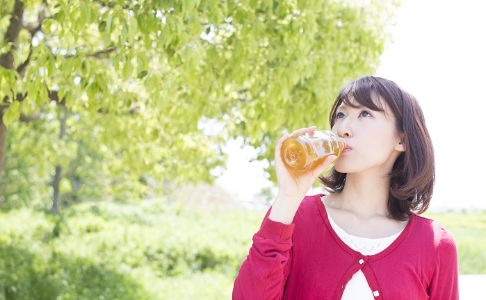 お茶を飲む女性