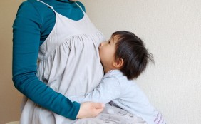 【助産師監修】赤ちゃん返りをする上の子への対処法