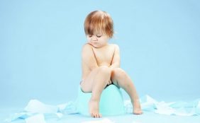 【助産師監修】 赤ちゃんの便秘の原因や対処法、食事は何をあげたらいい?
