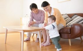 【助産師監修】生後10ヶ月の赤ちゃんの体重や離乳食、夜泣きについて