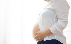 【助産師監修】妊娠線はいつから予防する?人気の妊娠線オイルは?
