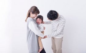 【助産師監修】赤ちゃんの人見知り・パパ見知りはいつから?原因と対処法