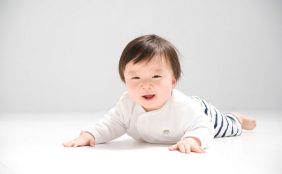 【助産師監修】生後8ヶ月の赤ちゃんとの生活~離乳食や体の成長~