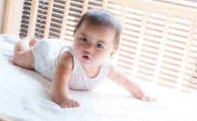 【助産師監修】生後4ヶ月の赤ちゃん、好きな遊びは?夜泣きの対処法は?