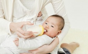【助産師監修】赤ちゃんが哺乳瓶でミルクを飲まない?原因と対処法