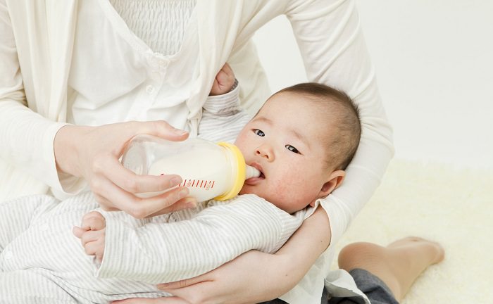 赤ちゃんが哺乳瓶でミルクを飲む様子