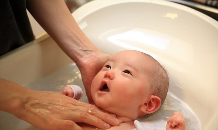 【助産師監修】赤ちゃんを沐浴する仕方～お風呂前の準備や注意点～