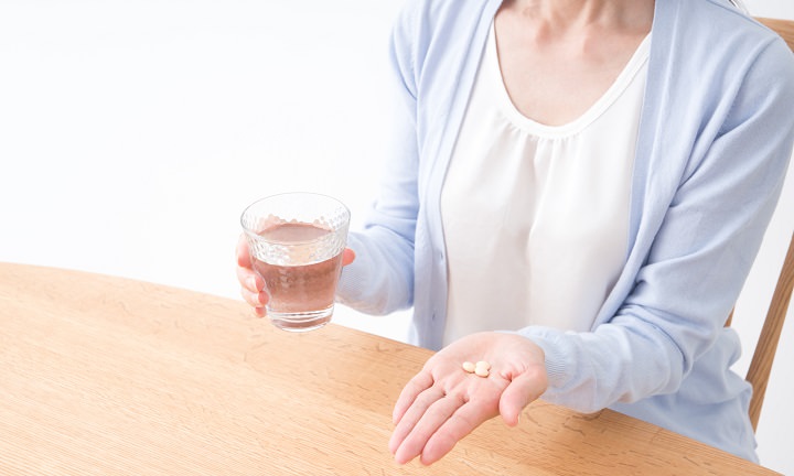 排卵誘発剤_薬を飲む女性