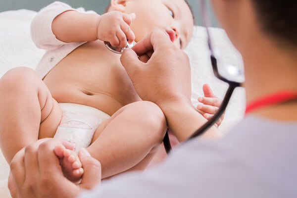 助産師監修 赤ちゃんの嘔吐 原因は 病院に行く目安や家でできる対処法は