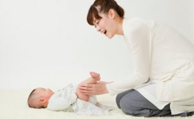 【助産師監修】赤ちゃんのおむつ交換や拭き方、手順とポイントは?