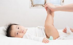 【助産師監修】母乳育児で赤ちゃんが便秘になる原因は?便秘解消法を伝授!