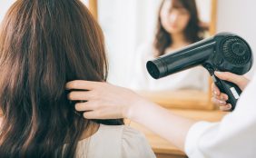 【助産師監修】妊娠中のヘアカラー。赤ちゃんへの影響は?