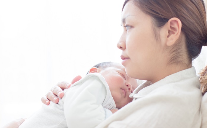 赤ちゃんを抱く母親