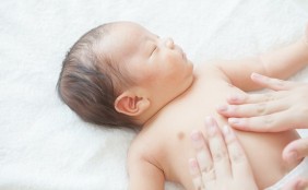 【助産師監修】ベビーマッサージはいつから始める?~効果とやり方~