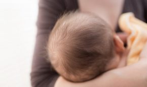 【助産師監修】授乳中のスマホはNG!?授乳中の過ごし方について