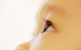 【助産師監修】赤ちゃんはいつから目が見えるの?