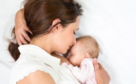 【助産師監修】添い乳の方法は?添い乳での寝かしつけは癖になる?