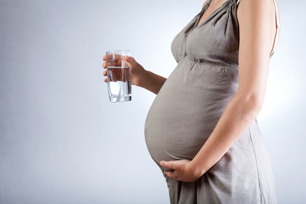 水を飲む妊婦