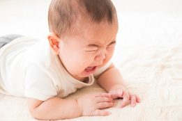 【助産師監修】赤ちゃんの嘔吐、原因は?病院に行く目安や家でできる対処法は?