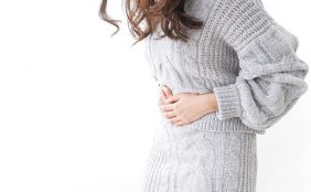 【助産師監修】妊娠初期の腹痛。原因や対処法は?病院に行くべき?
