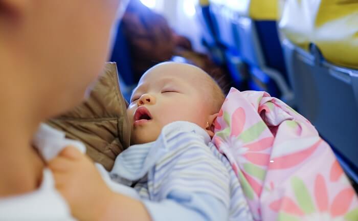 【助産師監修】赤ちゃんはいつから飛行機に乗れる？乗る時の注意点は？